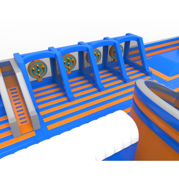 Nafukovací park zábavy v modro-oranžovém motivu